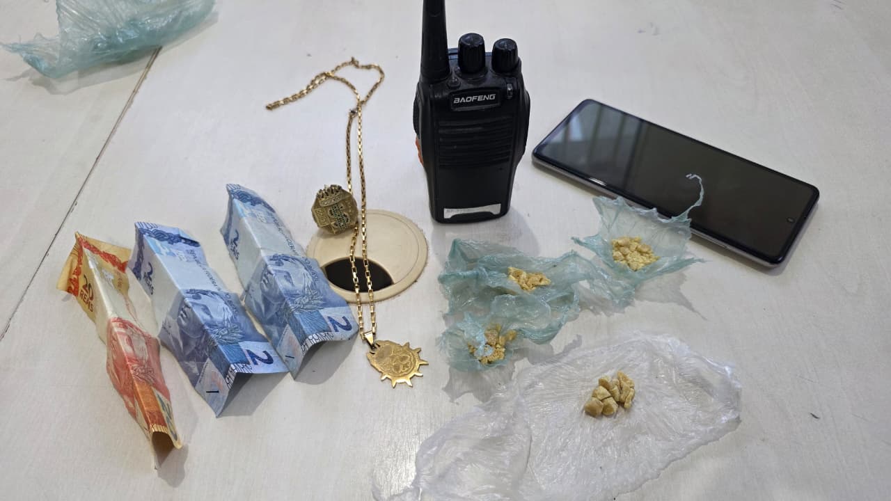 JI-PARANÁ – MENOR ENVOLVIDO COM FACÇÃO CRIMINOSA É APREENDIDO COM DROGAS PELA PM NO BAIRRO PRIMAVERA