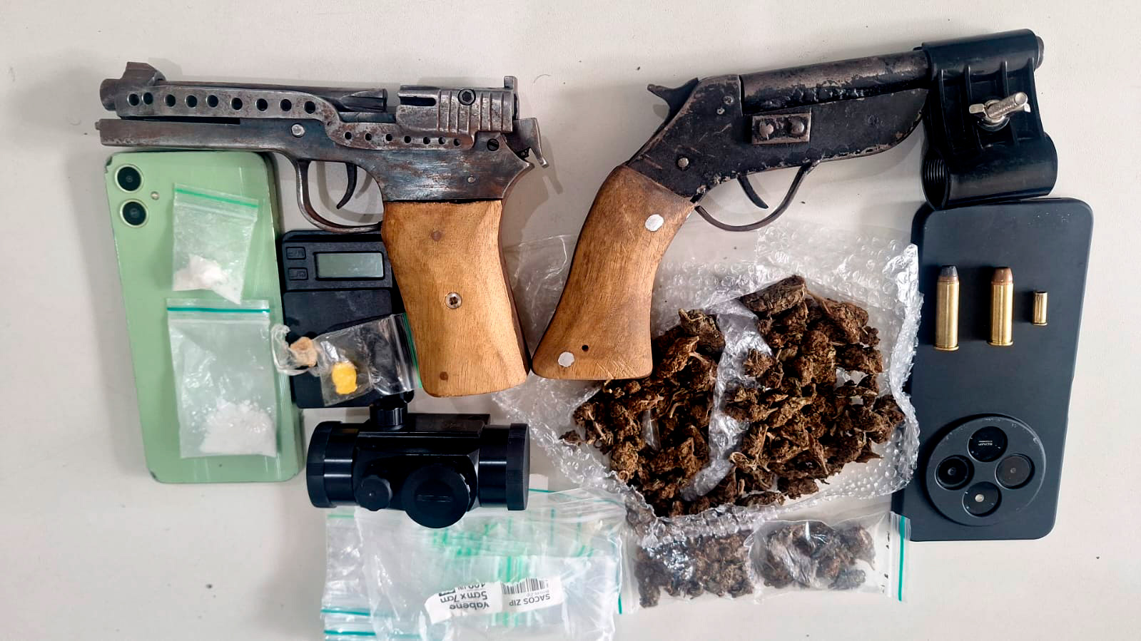 OURO PRETO DO OESTE – POLÍCIA MILITAR APREENDE ENTORPECENTES, ARMAS E CONDUZ SUSPEITO DURANTE OPERAÇÃO
