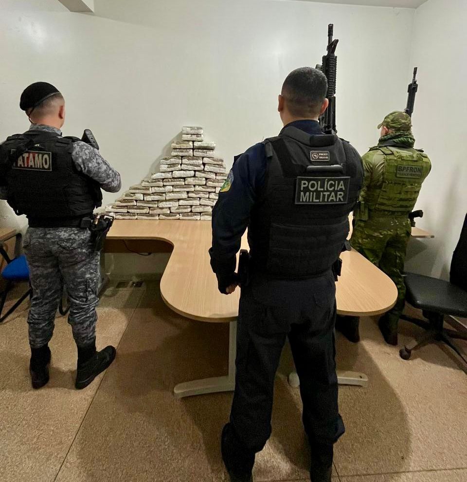 POLÍCIA MILITARAPREENDE MAIS DE 65 QUILOS DE MACONHA E PRENDE DUAS PESSOAS