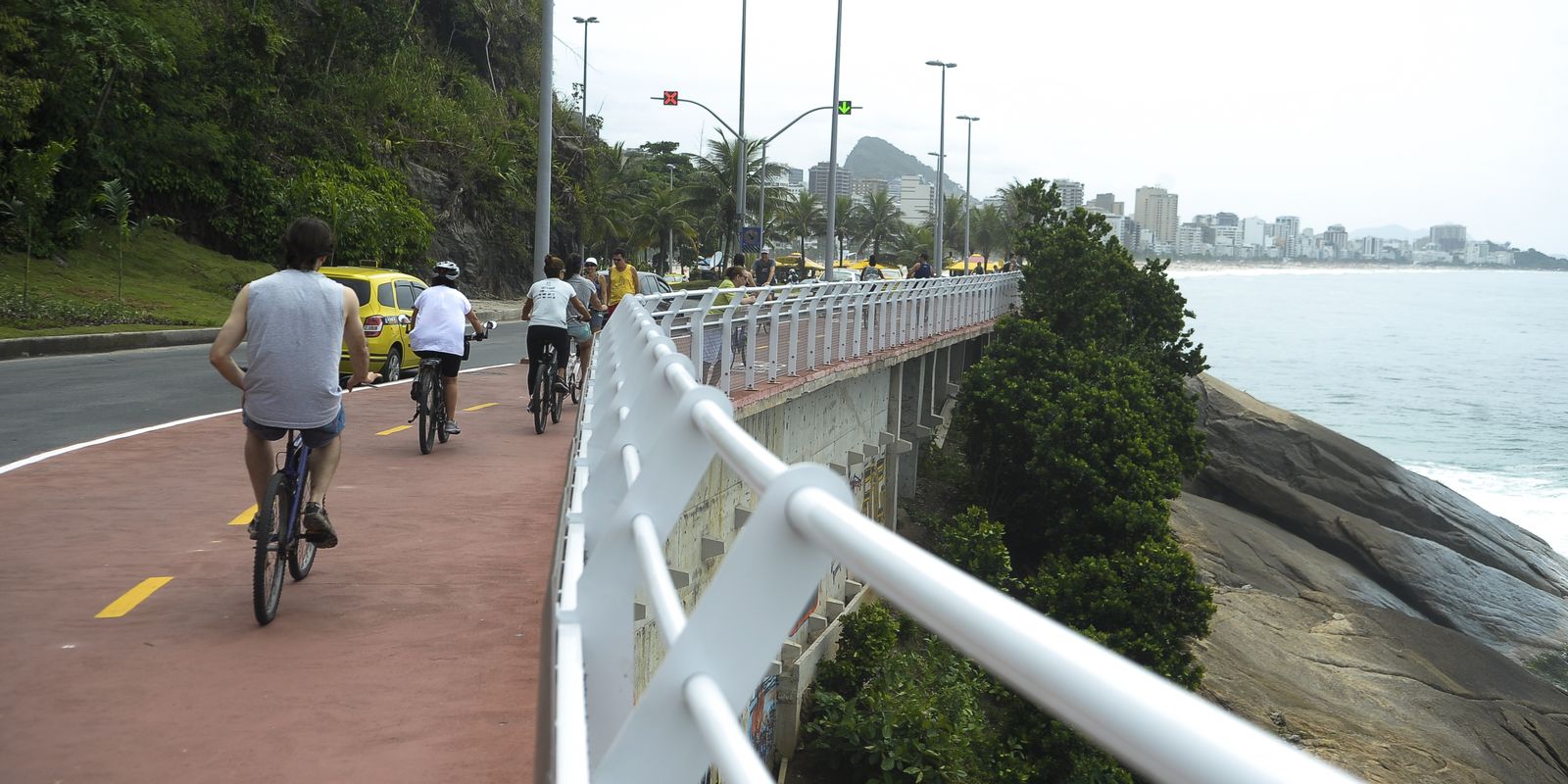Prefeitura do Rio fecha Ciclovia Tim Maia após ondas de 2 metros