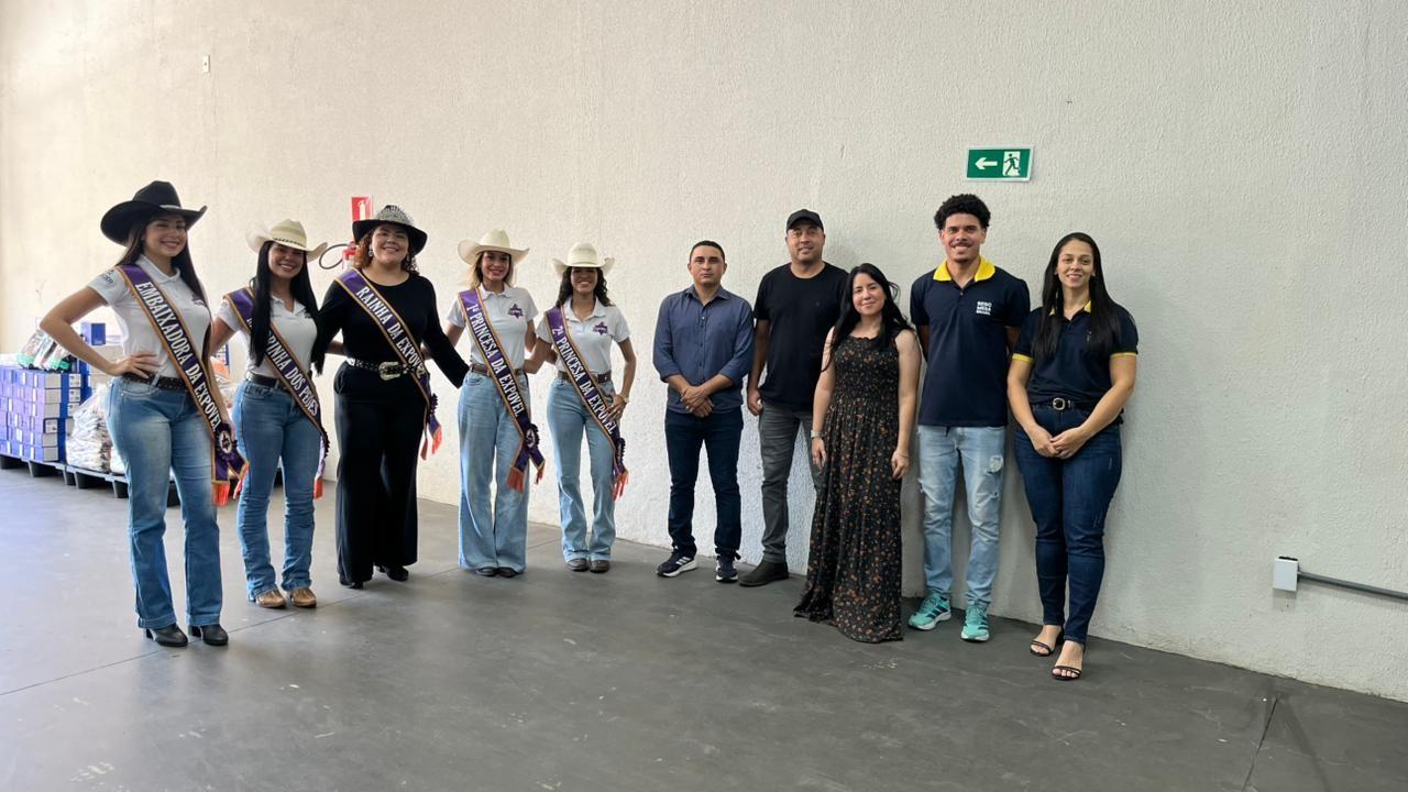Expovel transforma festa em solidariedade e entrega alimentos arrecadados no Baile da Rainha