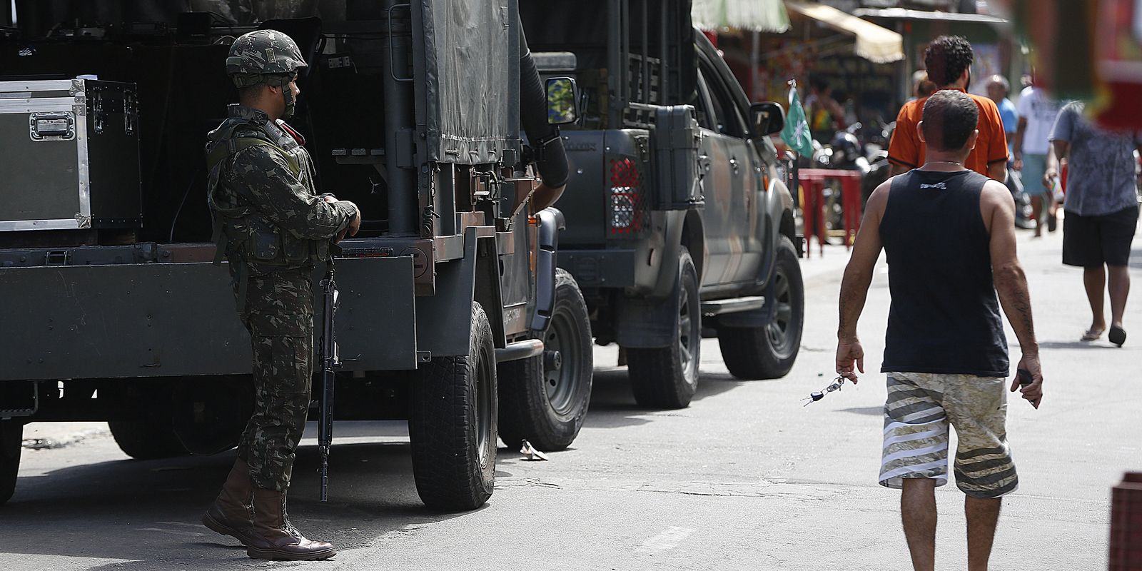 Polícia faz ação para cumprir 56 mandados de prisão na Maré, no Rio