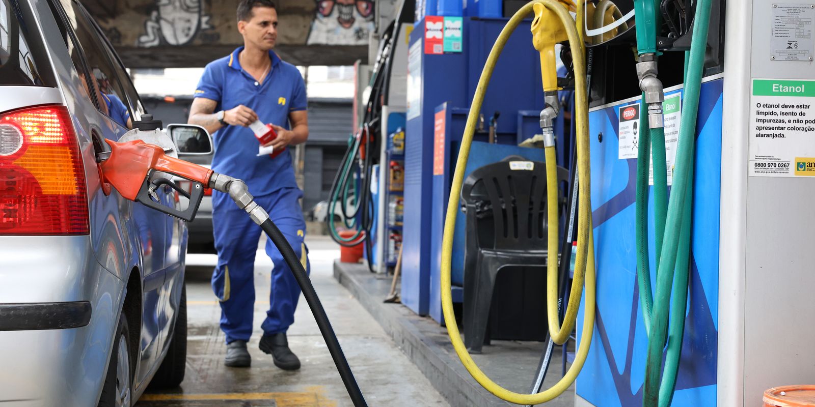 Vendas no comércio recuam 1,5% em abril, impactadas por combustíveis