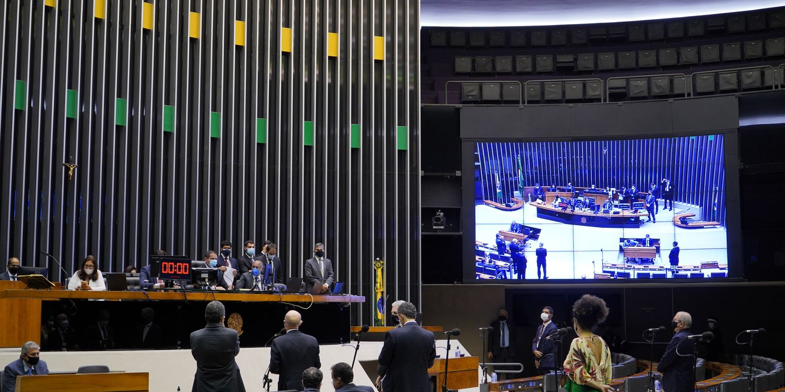 Dino intima partidos a explicar controle de emendas parlamentares