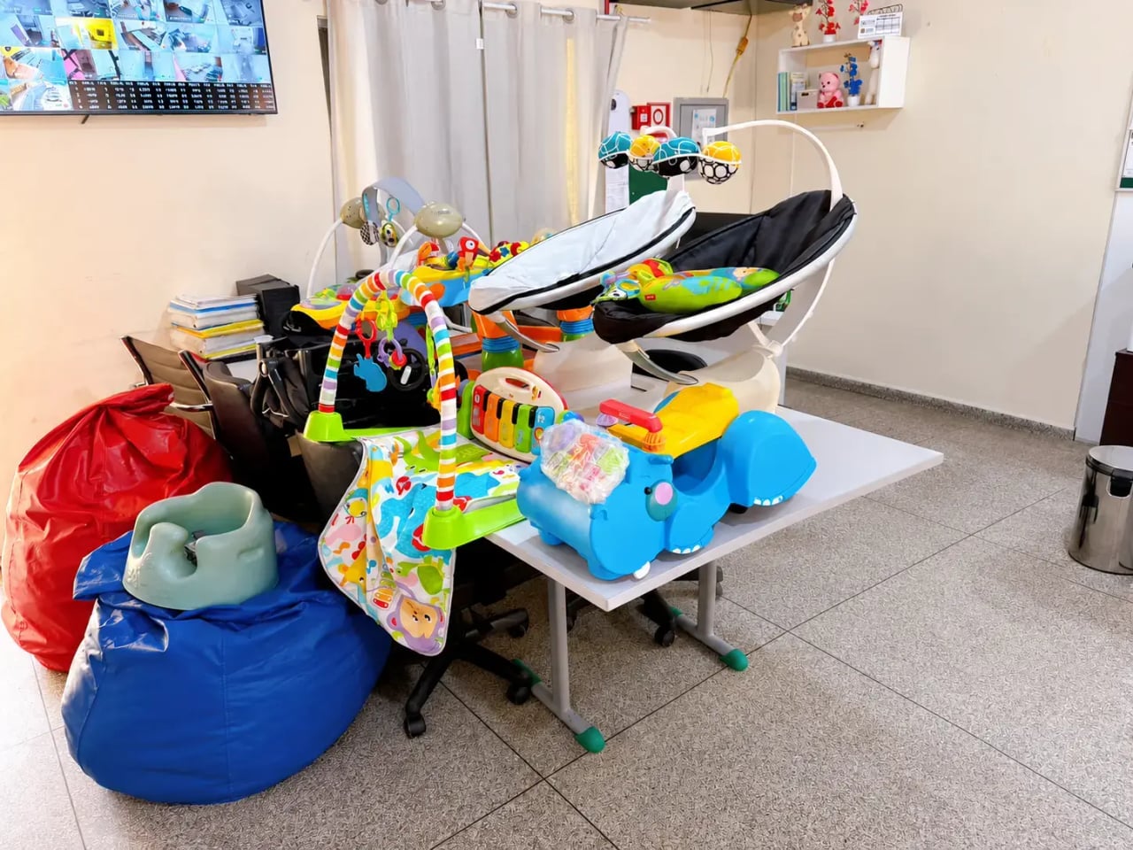 Elizângela Gonçalves, madrinha do Apadrinhando uma História, realiza doações para bebês na Casa Criar