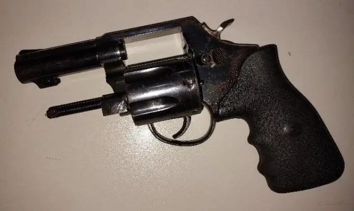 ARIQUEMES – AÇÃO INTEGRADA ENTRE POLÍCIA MILITAR E CIVIL RESULTA EM CUMPRIMENTO DE MANDADO E APREENSÃO DE ARMA DE FOGO