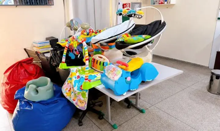 Elizângela Gonçalves, madrinha do Apadrinhando uma História, realiza doações para bebês na Casa Criar